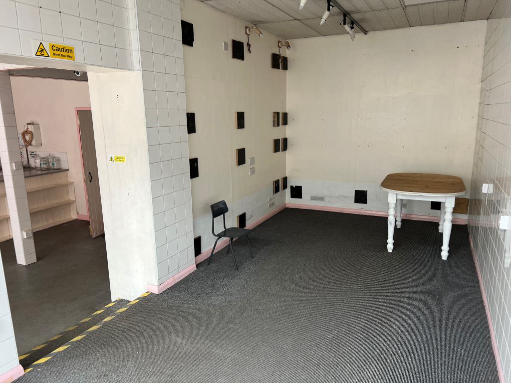 Lot: 77 - FREEHOLD BLOCK COMPRISING TWO/THREE LOCK-UP SHOPS - Internal trading area